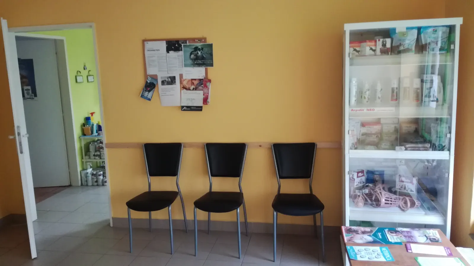 Čakáreň s vitrínou krmív a doplnkov
