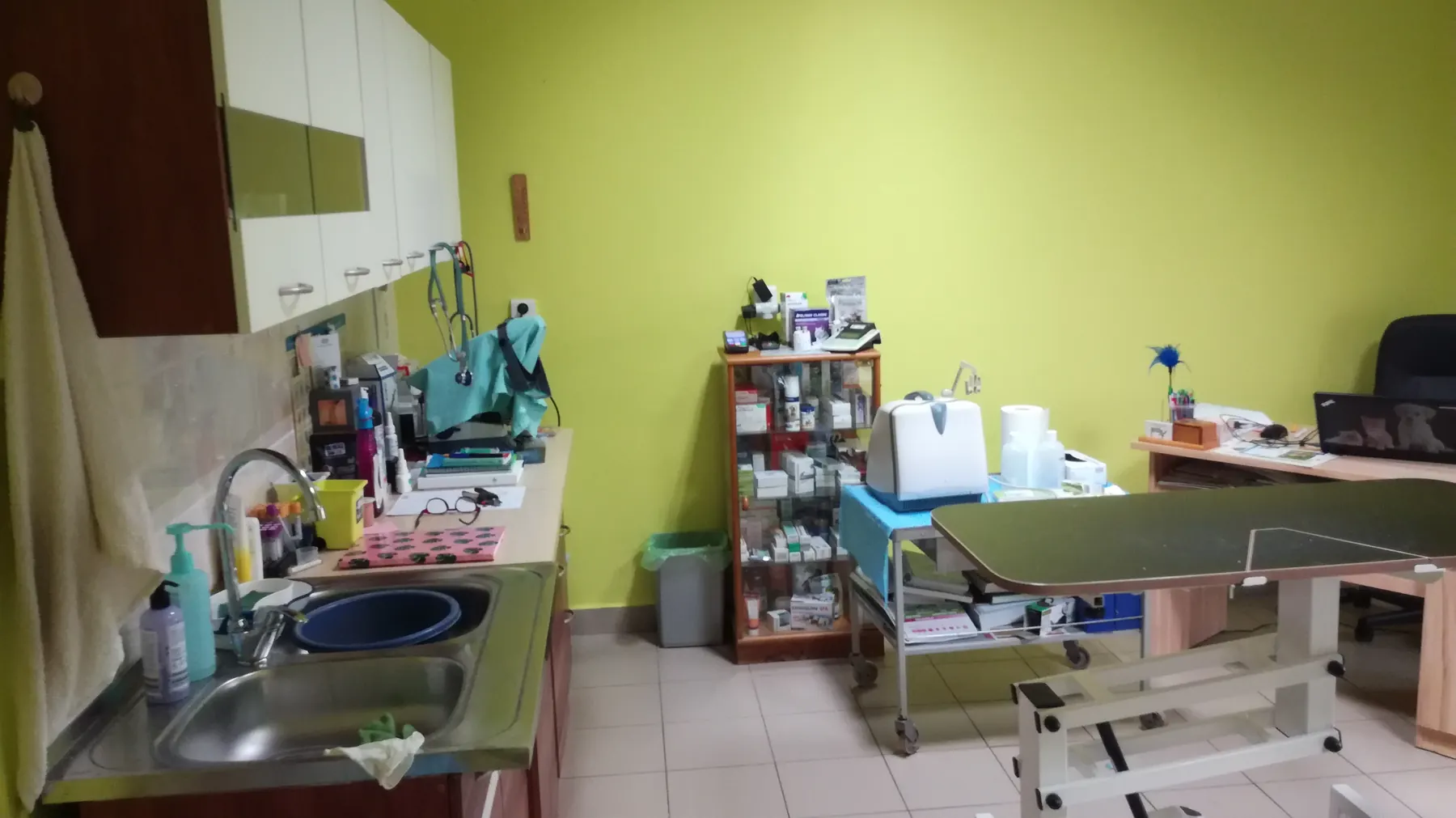 Ordinácia s vyšetrovacím stolom a prístrojmi