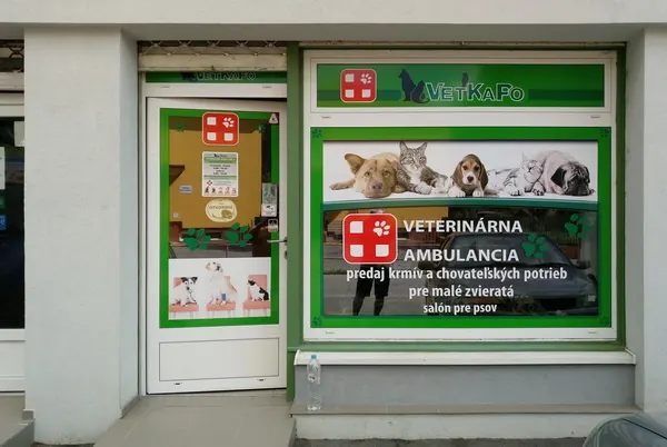 Vchod do ambulancie VETKAPO so zeleným výkladom